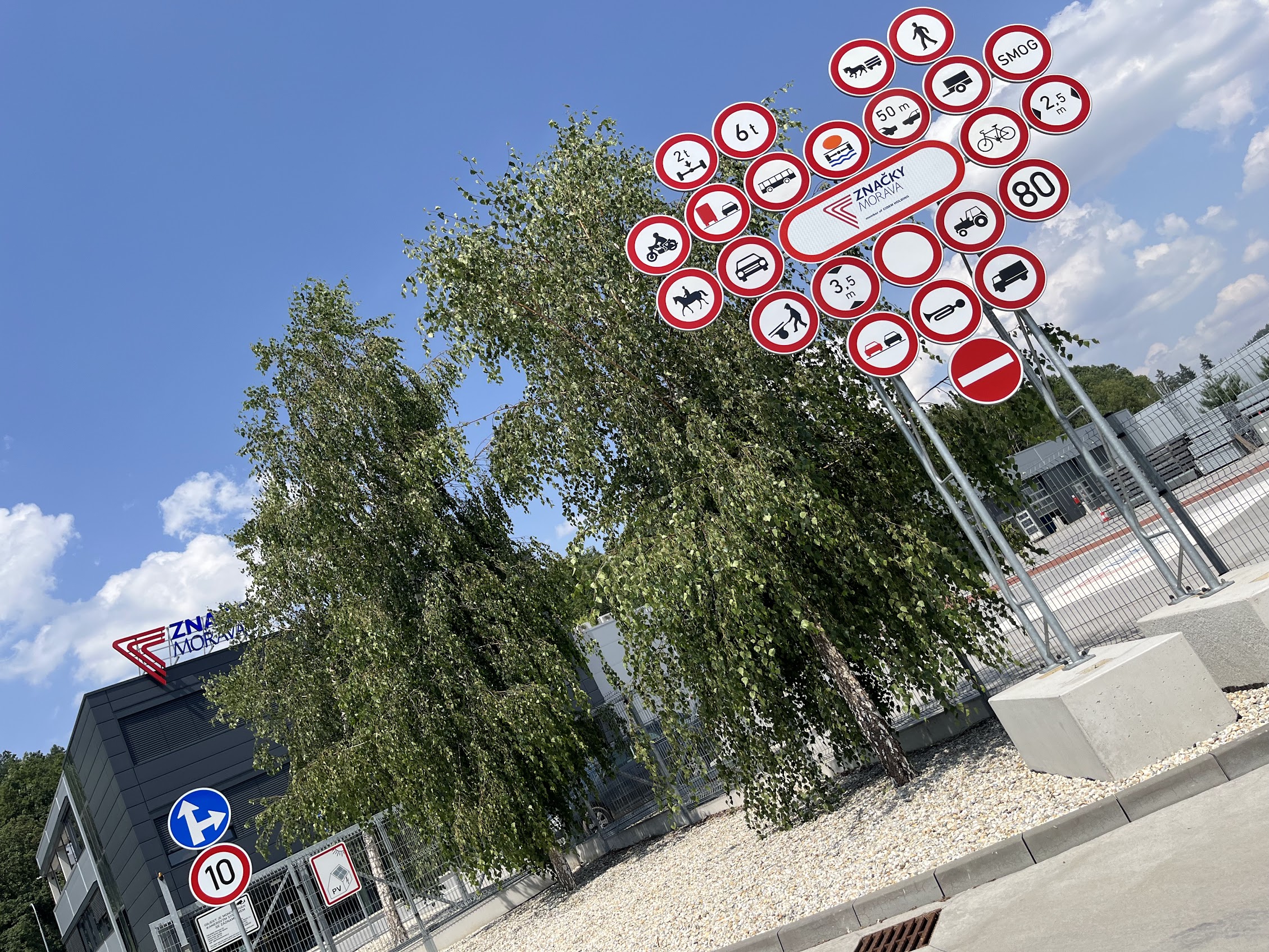 Dokončené srdce z dopravních značek před sídlem Značky Morava